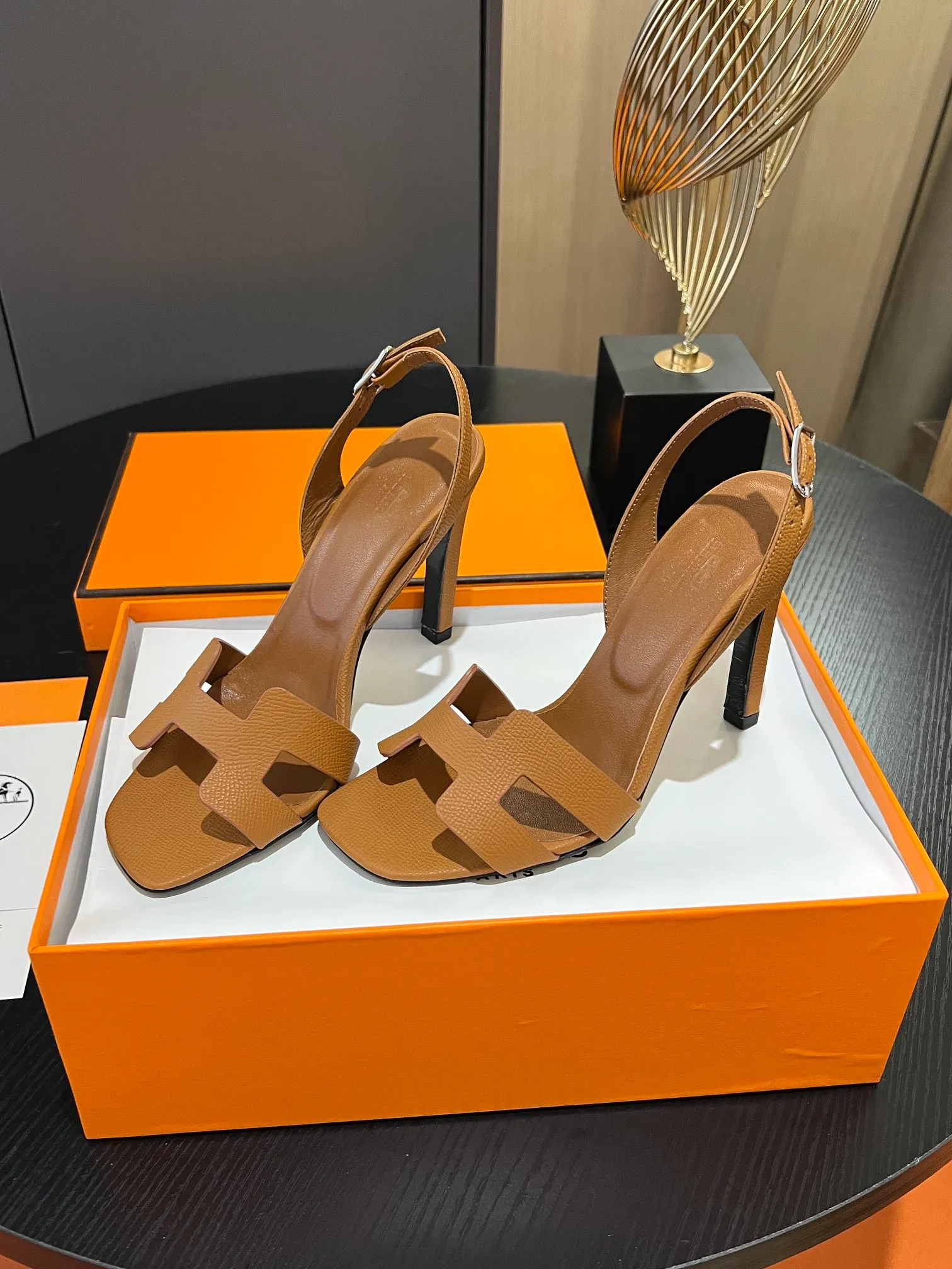 👟👟Ex-factory price 600👟👟Hermès 2023 high-heeled temperament sandals original customization! Counter synchronization! Hermès high heels have always been simple, fashionable and elegant! ! ! It can hold any style of wear, the height of 10.5cm is easy to control, and the feet feel comfortable and pressure-free! The classic and elegant style brings a sense of luxury to your feet! Highly recommended Material: Upper imported calfskin + mixed sheepskin lining Outsole: Italian genuine leather sole Size: 34-42 (34.41.42 customization is non-returnable and non-exchangeable)